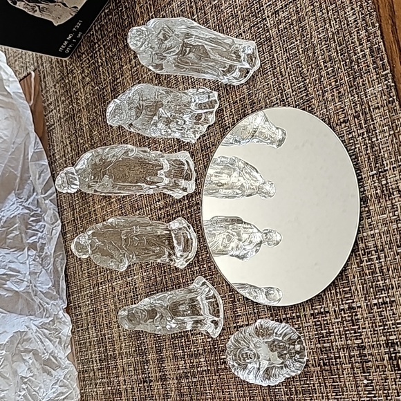 Vintage 7 Piece Glass Nativity with Mirror in Original Box - Picture 6 of 6